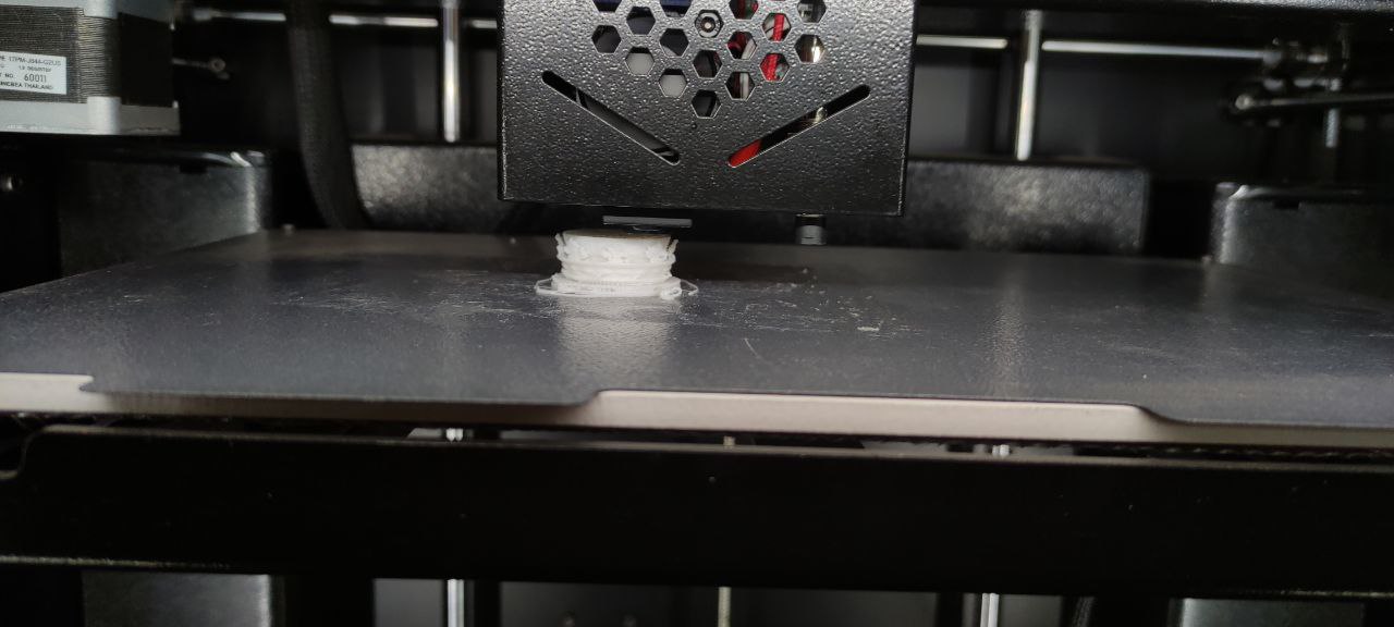 FDM 3D printer laying down a part